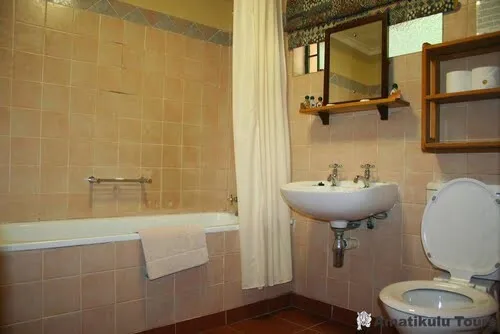 Giants Castle 4 Bed Garden View Bathroom